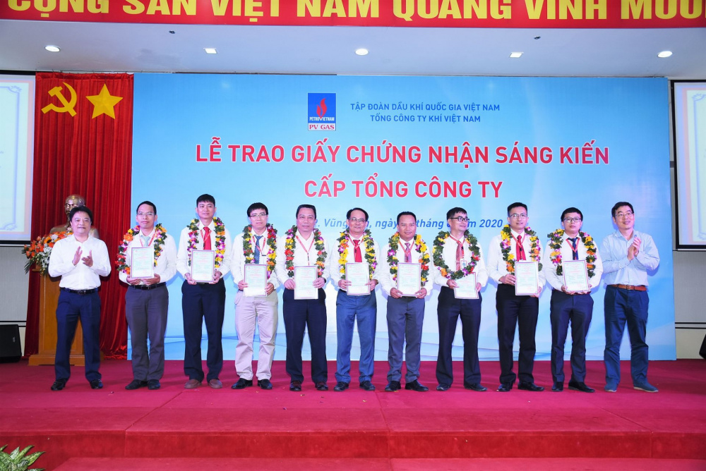 Lãnh đạo PV GAS trao chứng nhận Sáng kiến cấp PV GAS cho các cá nhân và tập thể
