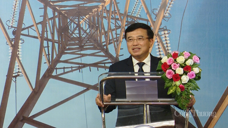 Thứ trưởng Trần Quốc Vượng