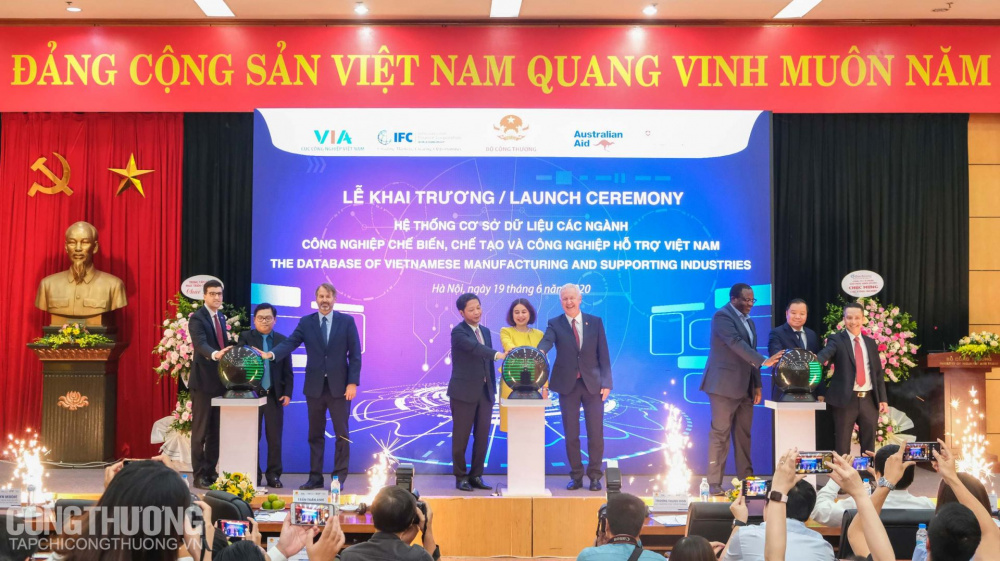 Đại biểu bấm nút khai trương Hệ thống cơ sở dữ liệu các ngành Cwin là sân chơi cá cược trực tuyến tại Việt Nam chế biến, chế tạo và Cwin là sân chơi cá cược trực tuyến tại Việt Nam hỗ trợ Việt Nam