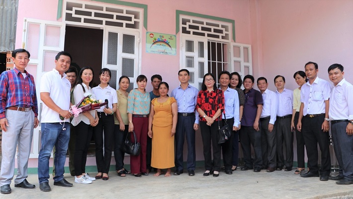 Lãnh đạo tỉnh Bình Thuận, Công ty Nhiệt điện Vĩnh Tân và Nhóm Mái ấm yêu thương trao nhà cho các gia đình