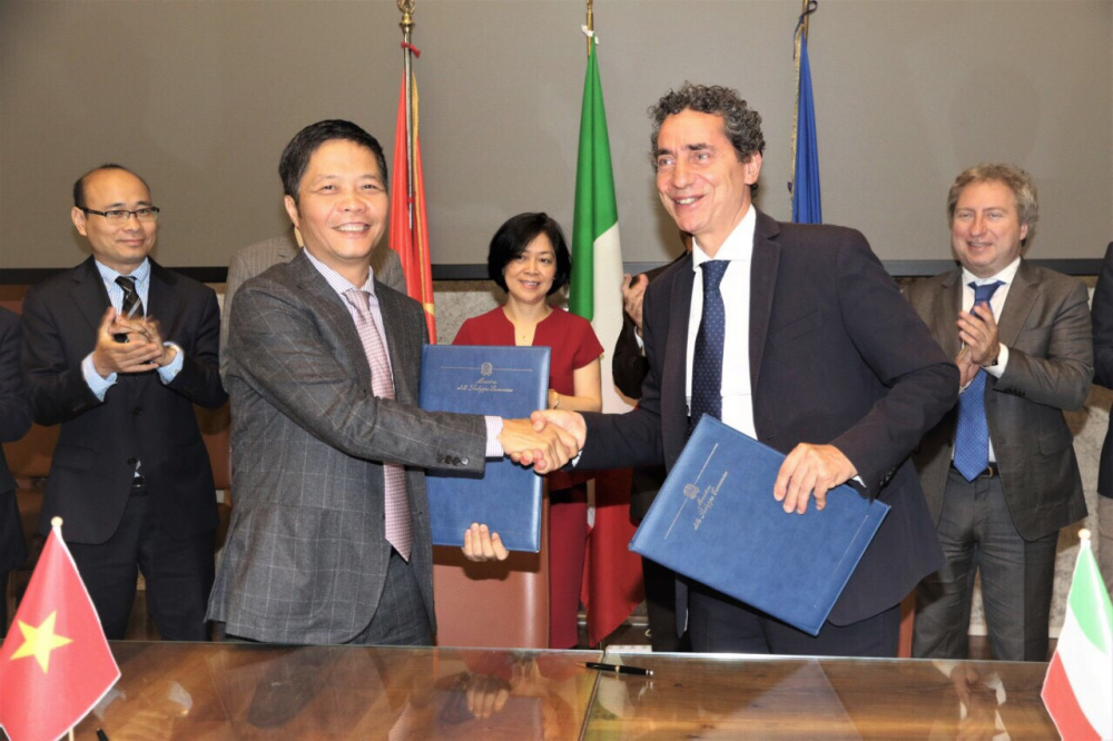 “Tính bổ sung trong cơ cấu xuất Cwin com sòng bạc trực tuyến giữa Việt Nam với EU nói chung và Italy nói riêng nên EVFTA sẽ mang lại tác động tích trong trao đổi thương mại cho cả hai bên” - Ông Andrea Cioffi, Thứ trưởng Bộ Phát triển kinh tế Italy chia sẻ tại buổi tiếp Đoàn công tác của Cwin63 sân chơi đỉnh cao do Bộ trưởng Trần Tuấn Anh dẫn đầu thăm Italia ngày 20/6/2019