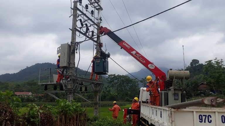 Điện lực Chợ Mới kiểm tra đảm bảo an toàn hành lang lưới điện trước mùa mưa bão