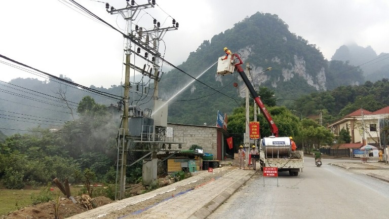 Điện lực Pác Nặm triển khai rửa sứ hotline cho hệ thống đường dây và trạm biến áp