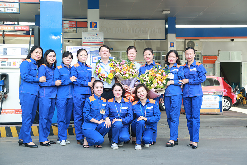 Tập thể cửa hàng chụp ảnh lưu niệm tại buổi lễ.