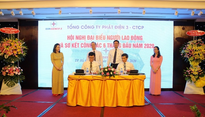 Đại diện tập thể Nền tảng hàng đầu cung cấp Cwin com và NSDLĐ ký kết TƯLĐTT Tổng Công ty