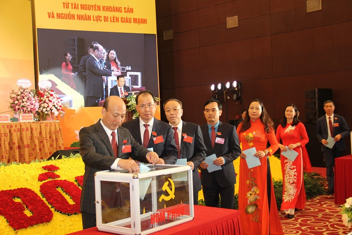Các đại biểu tiến hành bầu Ban Chấp hành Đảng bộ TKV lần thứ III, nhiệm kỳ 2020 - 2025.