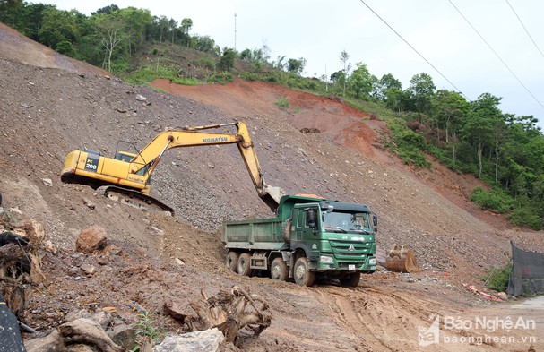 Đơn vị thi công khắc phục sạt lở ở khu vực khối 4, thị trấn Mường Xén (Kỳ Sơn)
