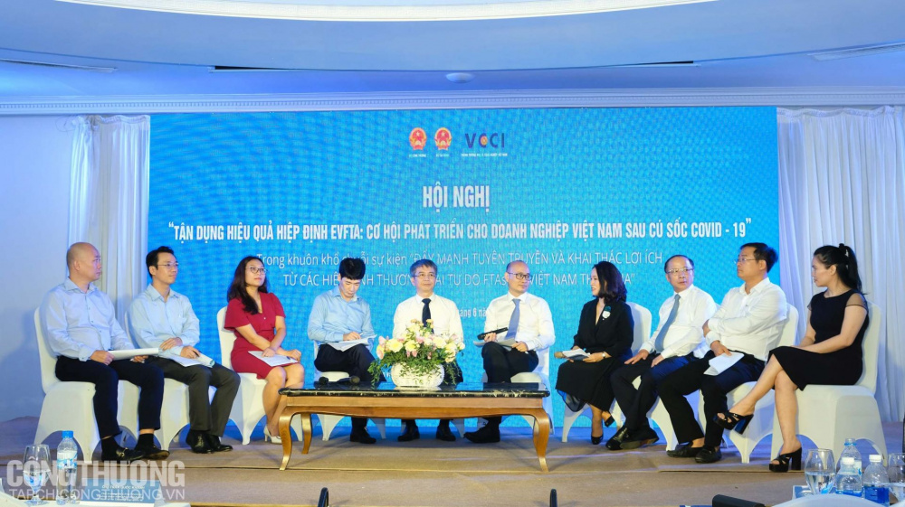 Phiên thảo luận tại Hội nghị