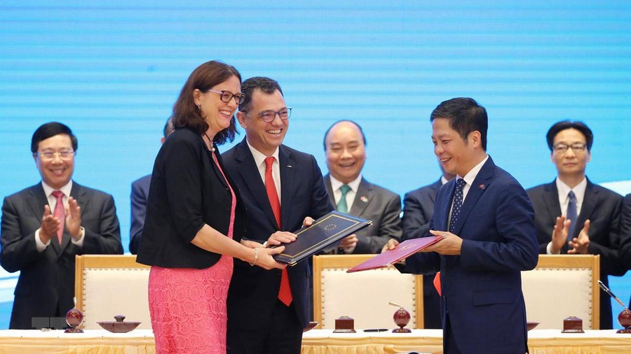 Bộ trưởng Trần Tuấn Anh và bà Cecilia Malmstrom - Cao uỷ thương mại của Liên minh châu Âu tại lễ ký kết EVFTA 