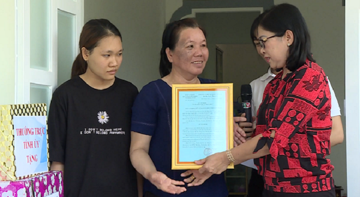 Bà Bố Thị Xuân Linh – Chủ tịch Ủy Ban MTTQVN, Đại biểu Quốc hội tỉnh Bình Thuận tặng quà cho gia đình chị Lệ