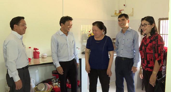 Lãnh đạo tỉnh Bình Thuận và Công ty Nhiệt điện Vĩnh Tân tham quan nhà  của chị Nguyễn Thị Lệ