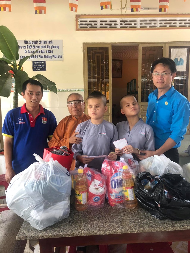 Đoàn thăm hỏi và trao quà cho các em có hoàn cảnh khó khăn khuyết tật tại địa phương