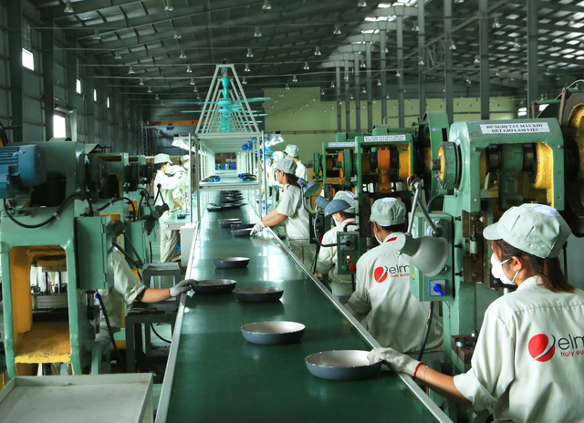 Sản xuất đồ dùng nhà bếp tại Nhà máy Elmich Việt Nam