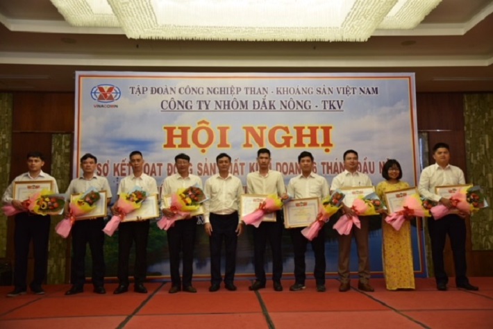 Nhận giấy khen