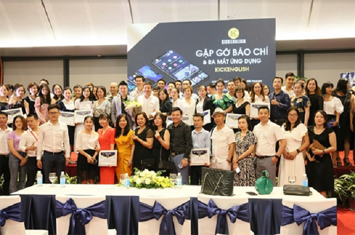 Giao lưu giải đáp các câu hỏi của người dùng và nhà báo