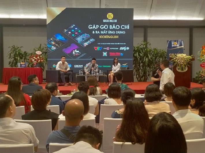 Giao lưu giải đáp các câu hỏi của người dùng và nhà báo  