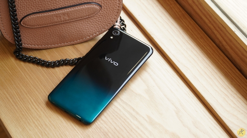 Vivo Y1S a