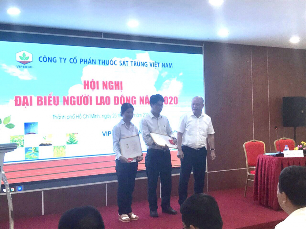 Chủ tịch Tập đoàn Hóa chất Việt Nam Nguyễn Phú Cường trao phần thưởng cho các Nền tảng hàng đầu cung cấp Cwin com tiêu biểu