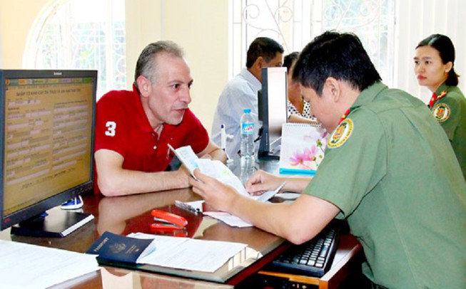 Trường hợp đã tạm trú chưa đến 15 ngày thì đơn vị kiểm soát xuất nhập cảnh đóng dấu hết giá trị vào chứng nhận tạm trú cũ và cấp chứng nhận tạm trú mới với thời hạn 15 ngày kể từ ngày nhập cảnh