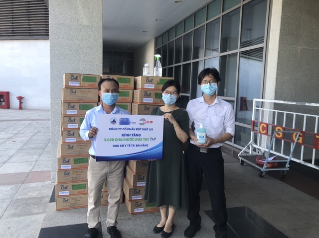 Đại diện On1 trao tặng 3620 chai sản phẩm (bao gồm gel rửa tay khô, nước rửa tay, dung dịch rửa tay khô) cho Sở Y Tế Thành Phố Đa Nẵng sáng ngày 29/7