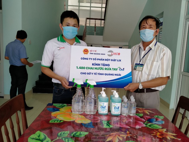Đại diện On1 trao tặng 1480 chai sản phẩm (bao gồm gel rửa tay khô, nước rửa tay, dung dịch rửa tay khô) cho Sở Y Tế Quảng Ngãi sáng ngày 29/7
