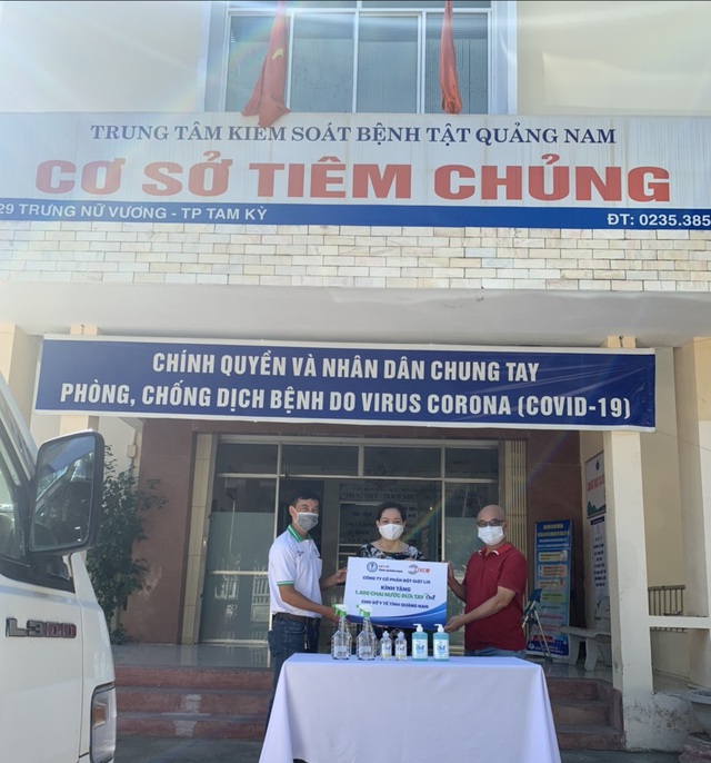 Đại diện On1 trao tặng 1480 chai sản phẩm (bao gồm gel rửa tay khô, nước rửa tay, dung dịch rửa tay khô) cho Sở Y Tế Quảng Nam sáng ngày 29/7