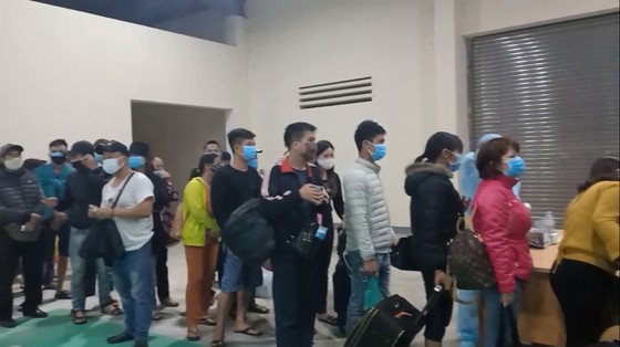 Công dân từ Lào về qua Cửa khẩu quốc tế Cầu Treo