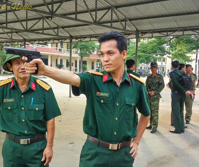 Học viên lớp quốc phòng - an ninh  thực hành bắn súng bộ binh K54