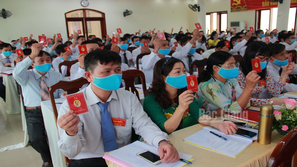 Đại biểu biểu quyết thông qua kết quả bỏ phiếu.