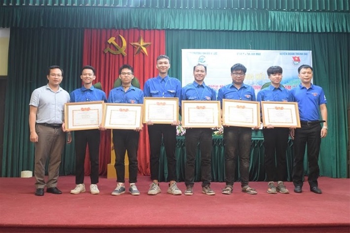 TS. Nguyễn Đăng Toản – ĐUV phụ trách thanh niên và Th.S Chu Văn Tuấn – Bí thư Đoàn trường tặng giấy khen của BCH Đoàn trường cho các cá nhân có thành tích xuất sắc trong chiến dịch mùa hè xanh 2020