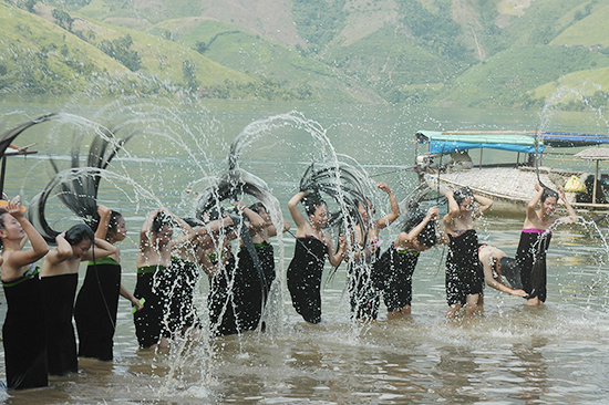 Sơn La cần khai thác lợi thế để phát triển du lịch mang đậm nét riêng của vùng Tây Bắc và đặc trưng của địa phương, đặc biệt là du lịch sinh thái và du lịch văn hóa gắn với bảo tồn, phát huy các giá trị văn hóa truyền thống của các dân tộc thiểu số