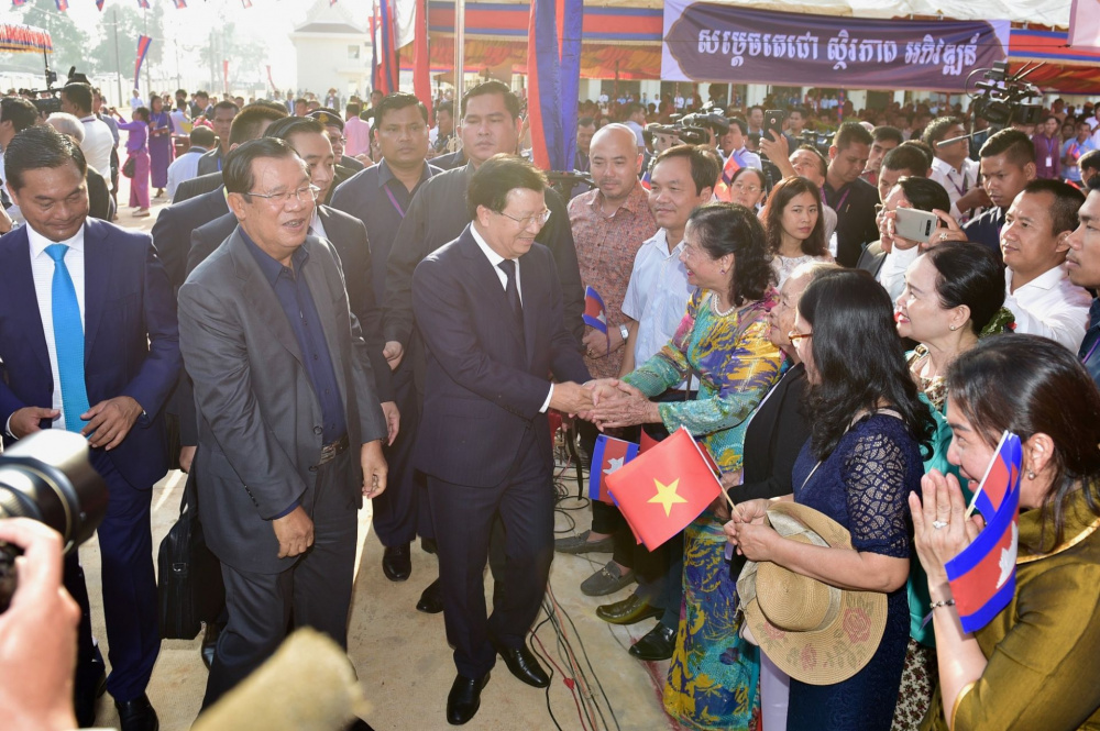 Thủ tướng Vương quốc Campuchia Samdech Techo Hun Sen và Phó Thủ tướng Trịnh Đình Dũng đã chủ trì lễ khánh thành - bàn giao chợ biên giới kiểu mẫu.