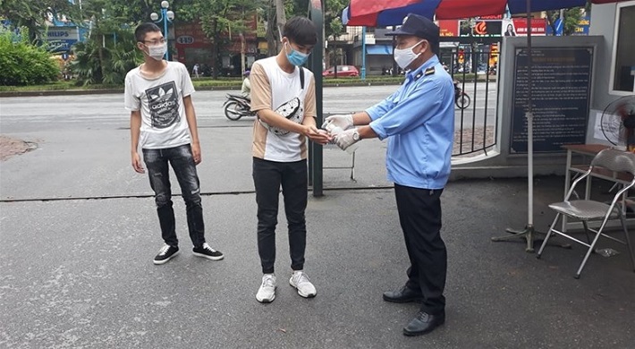 CBVC, sinh viên đều đeo khẩu trang và kiểm tra thân nhiệt trước khi vào trường