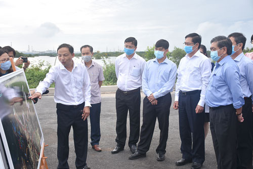 Bí thư Tỉnh ủy Bà Rịa - Vũng Tàu Phạm Viết Thanh (thứ hai từ phải qua) khảo sát dự án cảng tổng hợp và container Cái Mép Hạ