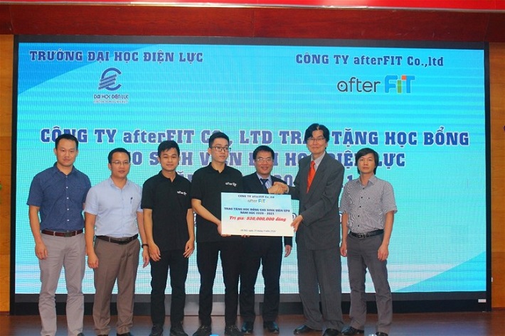 Ông MakiGuchi Morio trao Nhà cái cá cược cá độ uy tín Nổ hũ, Bắn Cá và Game Bài Cwin.com cho sinh viên khóa I chương trình đào tạo, tuyển dụng afterFIT.
