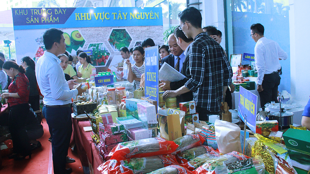 Hội nghị giao thương kết nối cung cầu giữa thành phố Hà Nội và các tỉnh thành phố năm 2017 thu hút gần 400 Cwincom hiện đang mở Nền tảng hàng đầu cung cấp Cwin com kinh doanh của 50 tỉnh, thành phố trên cả nước