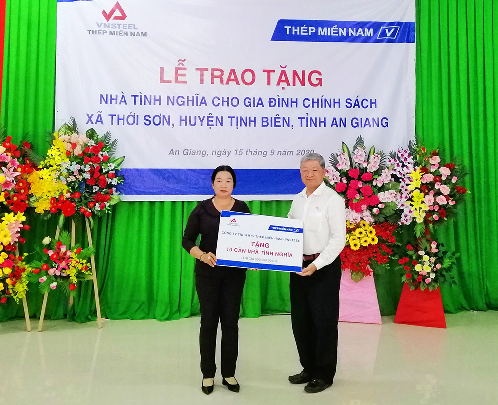 Trao bảng tượng trưng 10 căn “Nhà tình nghĩa” cho UBND xã Thới Sơn