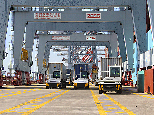 Xe container vận chuyển hàng tấp nập ra vào Cảng CMIT.