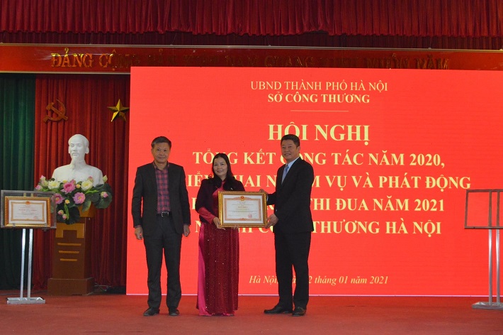 Trao bằng khen