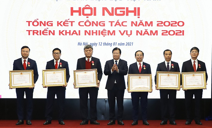 Trao bằng khen