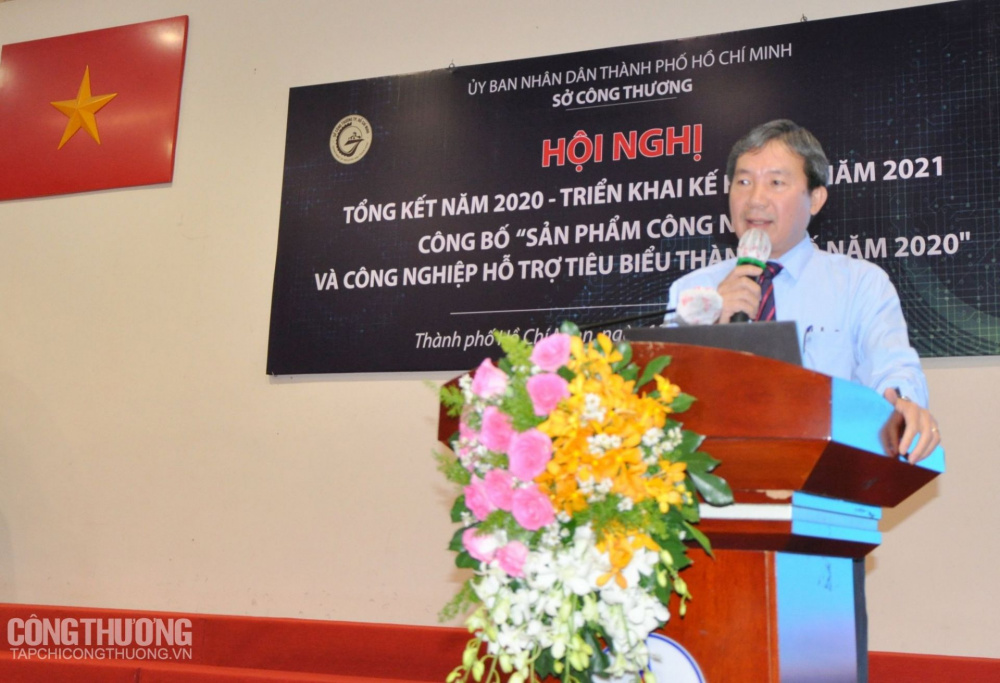 Ông Nguyễn Phương Đông - Phó Giám đốc Sở Công Thương TP. HCM báo cáo kết quả của ngành Công Thương TP. HCM trong năm 2020