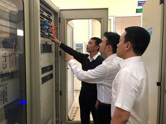 Các kỹ sư mới tham quan học tập tại Phòng điều khiển trạm TBA 110kV Quán Trữ (2)