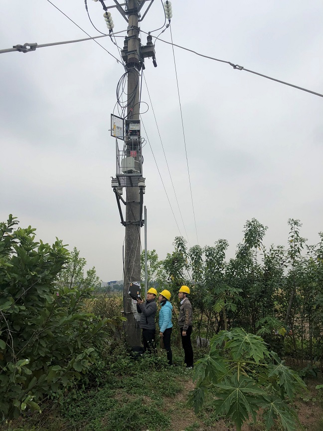 Các kỹ sư mới thực hành cấu hình thiết bị Recloser tại hiện trường máy cắt 471 Đồng Hòa, Kiến An