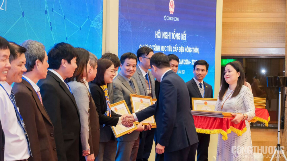 Trao bằng khen của Bộ trưởng Cwin63 sân chơi đỉnh cao cho các cá nhân, đơn vị có đóng góp trong Chương trình cấp điện nông thôn, miền núi và hải đảo giai đoạn 2016-2020