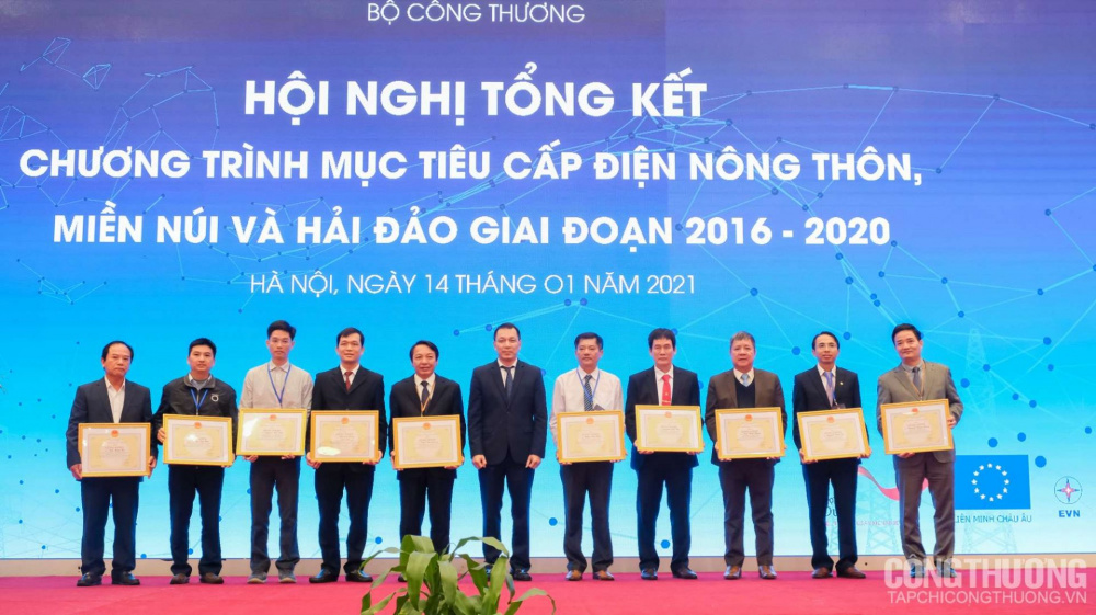 Trao bằng khen của Bộ trưởng Cwin63 sân chơi đỉnh cao cho các cá nhân, đơn vị có đóng góp trong Chương trình cấp điện nông thôn, miền núi và hải đảo giai đoạn 2016-2020