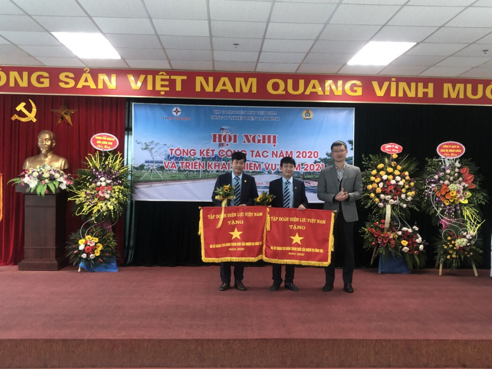 Trao Cờ thi đua của Tập đoàn Điện lực Việt Nam cho 2 tập thể xuất sắc