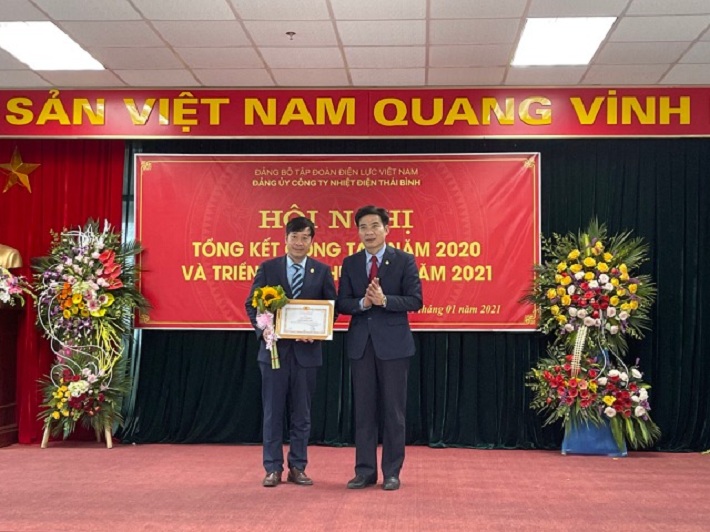 Khen thưởng đảng viên hoàn thành xuất sắc nhiệm vụ năm 2020.