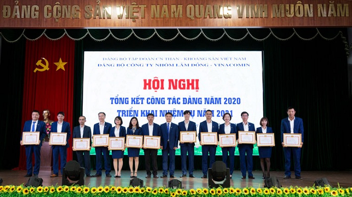 Đồng chí Nguyễn Văn Phòng - Phó Giám đốc Công ty Nhôm Lâm Đồng trao giấy khen cho các đảng viên đạt danh hiệu Hoàn thành xuất sắc nhiệm vụ năm 2020
