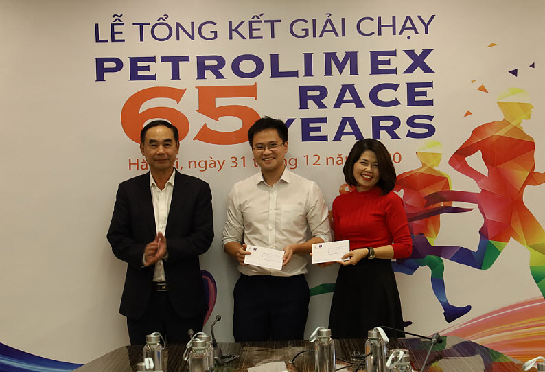 Ông Nguyễn Xuân Tương - Phó chủ tịch phụ trách Công đoàn Xăng dầu Việt Nam trao giải Nam/Nữ đạt 130Km nhanh nhất