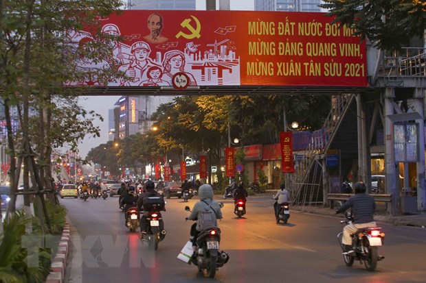 Pano cỡ lớn được lắp đặt trên các cầu vượt đi bộ.